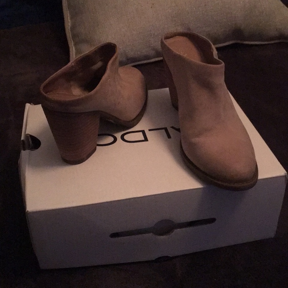 Tan clogs size 7 perfect condition